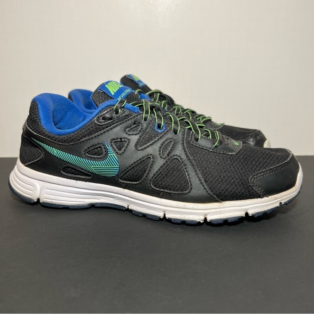 Womens NIKE Revolution 2 Black Running Shoes / Size 9